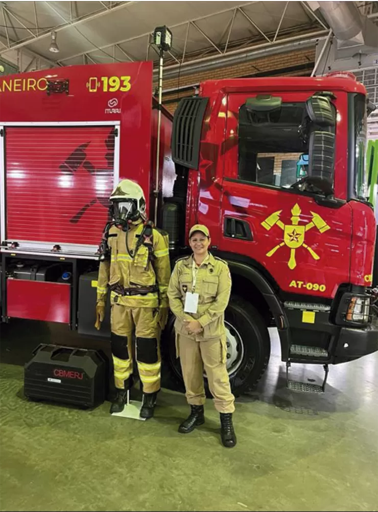 Entre O Fogo E O Cuidado - A Trajetória Da Tenente-Coronel Giselle Bonfim De Lima