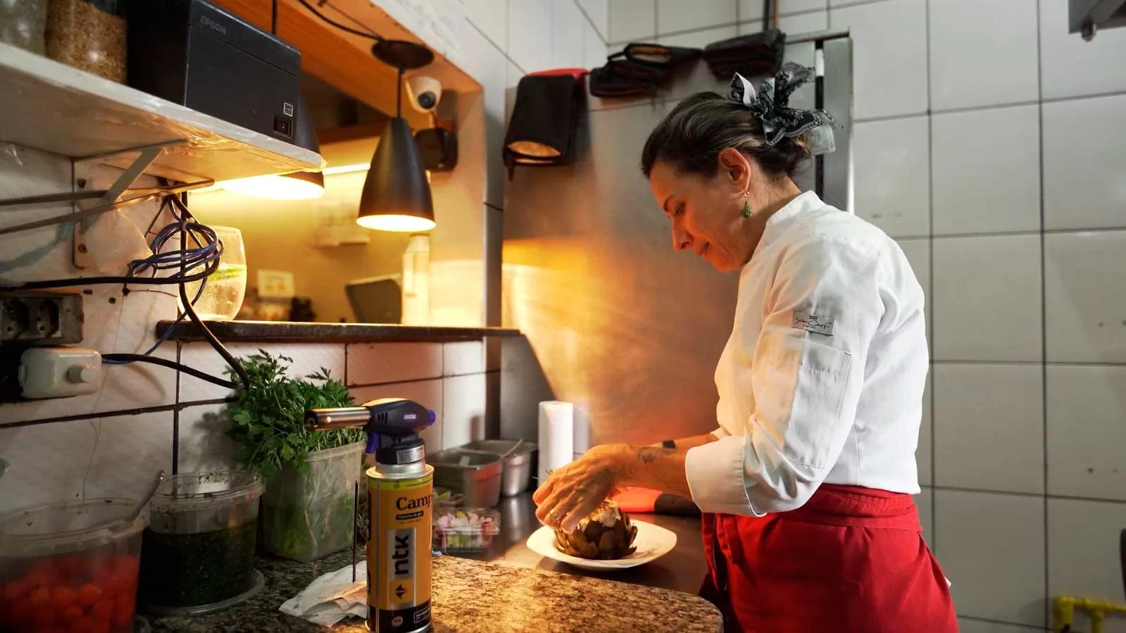 Trajetória da chef Anouk Migotto na Mantiqueira vira documentário - Donna Mantiqueira: Chef, empresária e uma das vozes mais singulares da gastronomia na Serra da Mantiqueira, Anouk Migotto abriu sua casa, os restaurantes e o coração para contar um pouco